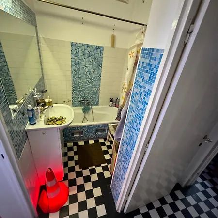 Central Artist - Shared Flat W Host Apartment