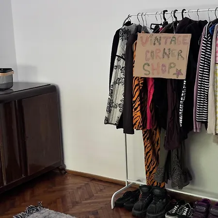 Central Artist - Shared Flat W Host Apartment